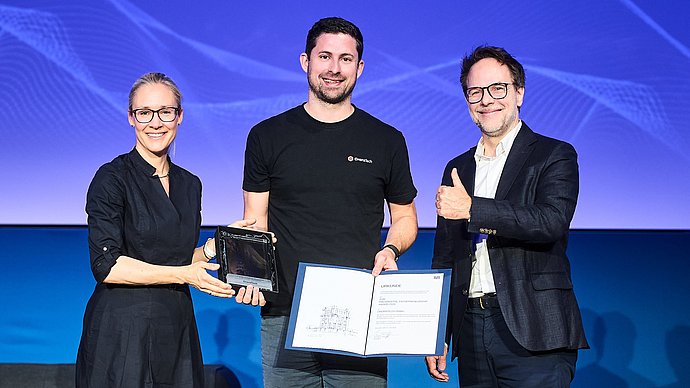 Martin Langer, CEO von OroraTech, nimmt den TUM Presidential Entrepreneurship Award von TUM-Vizepräsidentin Prof. Claudia Peus und Christian Körner, Leiter TUM Entrepreneurship, entgegen.