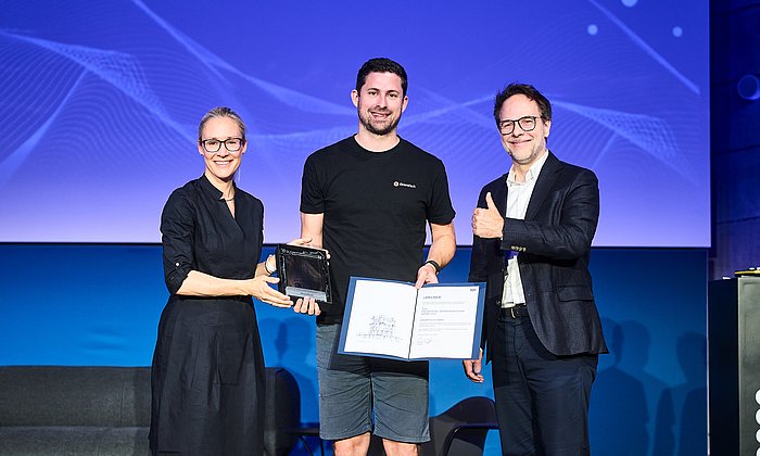 Martin Langer, CEO of OroraTech, receives the TUM Presidential Entrepreneurship Award from TUM Vice President Prof. Claudia Peus and Christian Körner, Head of TUM Entrepreneurship. 