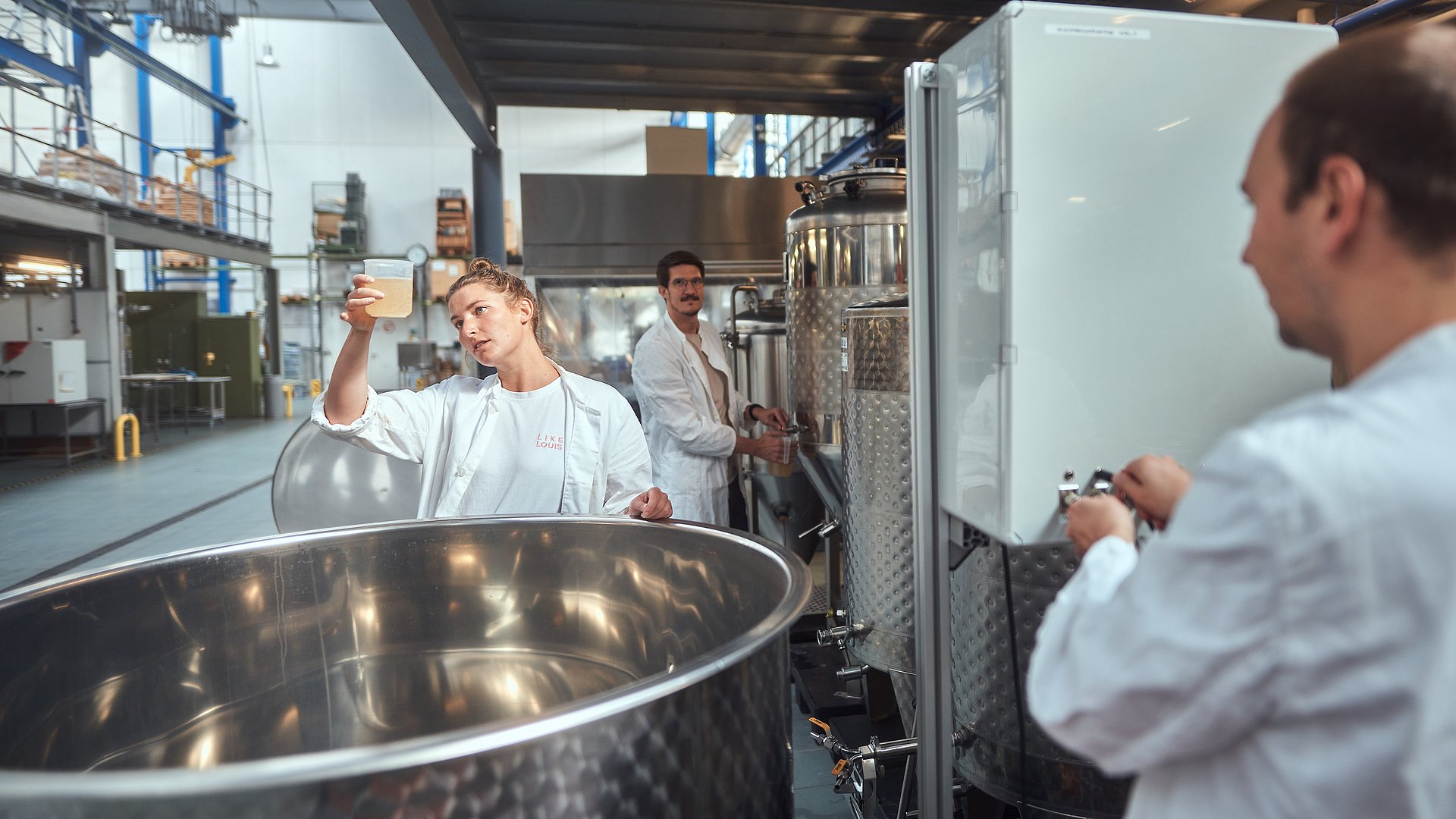A startup team from the Venture Lab Food/Agro/Biotech is examining a sample.