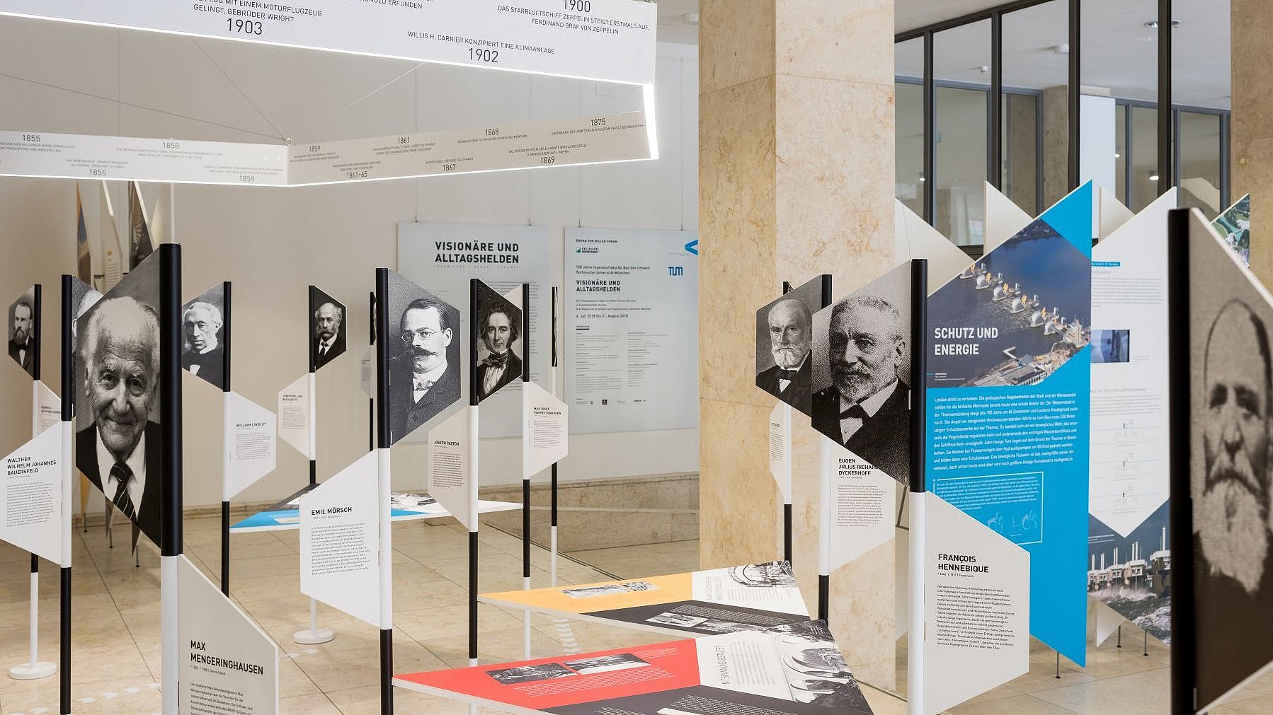 Exhibition hall with objects from the exhibition “Visionaries and Everyday Heroes. Engineers – Building – the Future,” which was on display in the TUM immatriculation hall from July 6 to August 31, 2018.