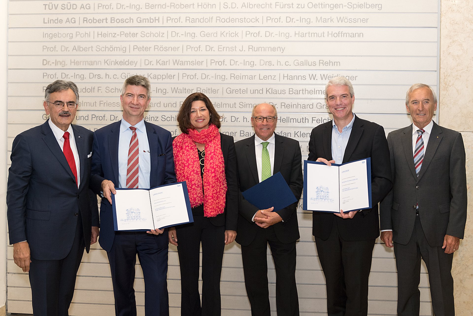 TUM President Prof. Wolfgang A. Herrmann with Dr. Ulrich Eichhorn (VW), Dr. Sandra Bogdanovic (TUM Fundraising), Alfred Gaffal (vbw), Ralf Memmel (Infineon) and Prof. Arnulf Melzer (TUM Fundraising) (from left) (Picture: Benz / TUM)