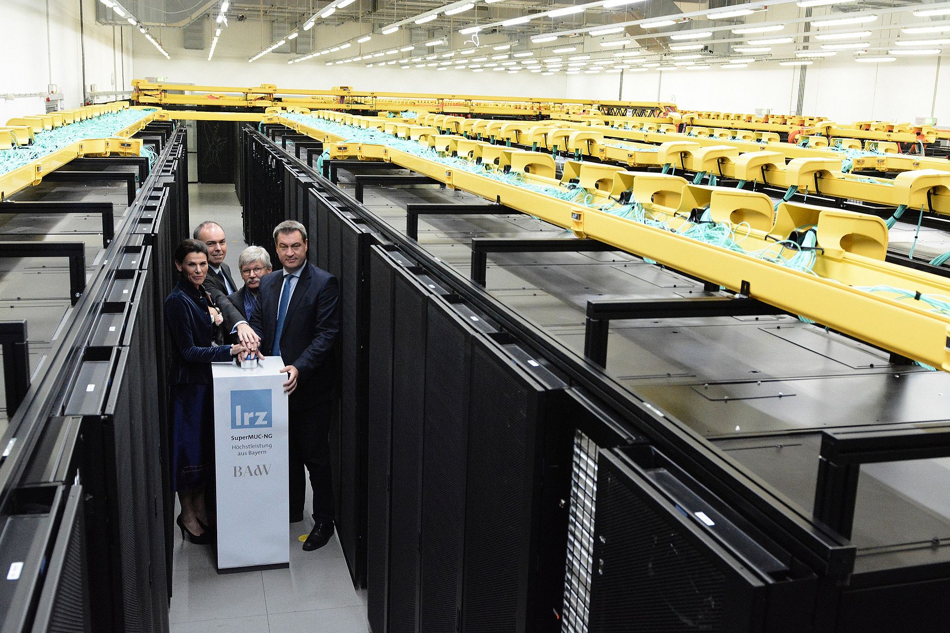 Started commissioning of the SuperMUC-NG at the Leibniz Supercomputing Center (LRZ): Marion Kiechle, Dieter Kranzlmüller, Thomas O. Höllmann und Markus Söder (from left to right). (Image: Alessandro Podo / LRZ)