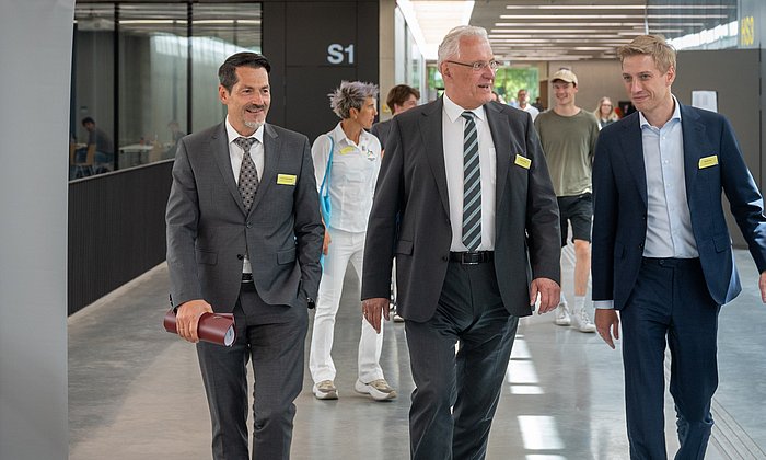TUM-Präsident Thomas F. Hofmann, Bayerns Innen- und Sportminister Joachim Herrmann und Münchens Oberbürgermeister Dominik Krause (von links)