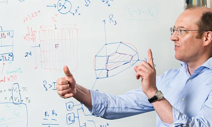 Prof. Gerhard Kramer an einer Tafel in seinem Büro.