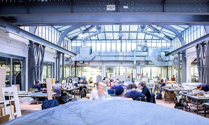 Students working on practical projects at the TUM School of Engineering and Design