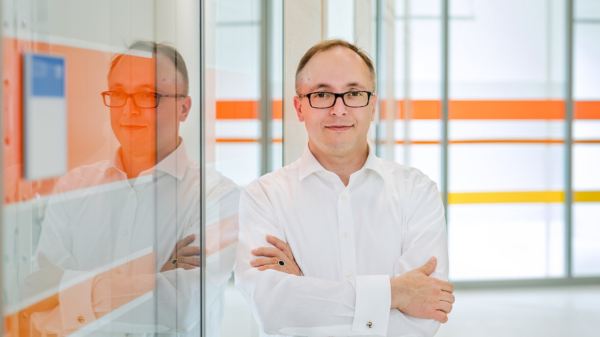 Oliver Hayden is a professor of biomedical electronics and develops novel methods for in vitro diagnostic and biomedical applications as part of his research.