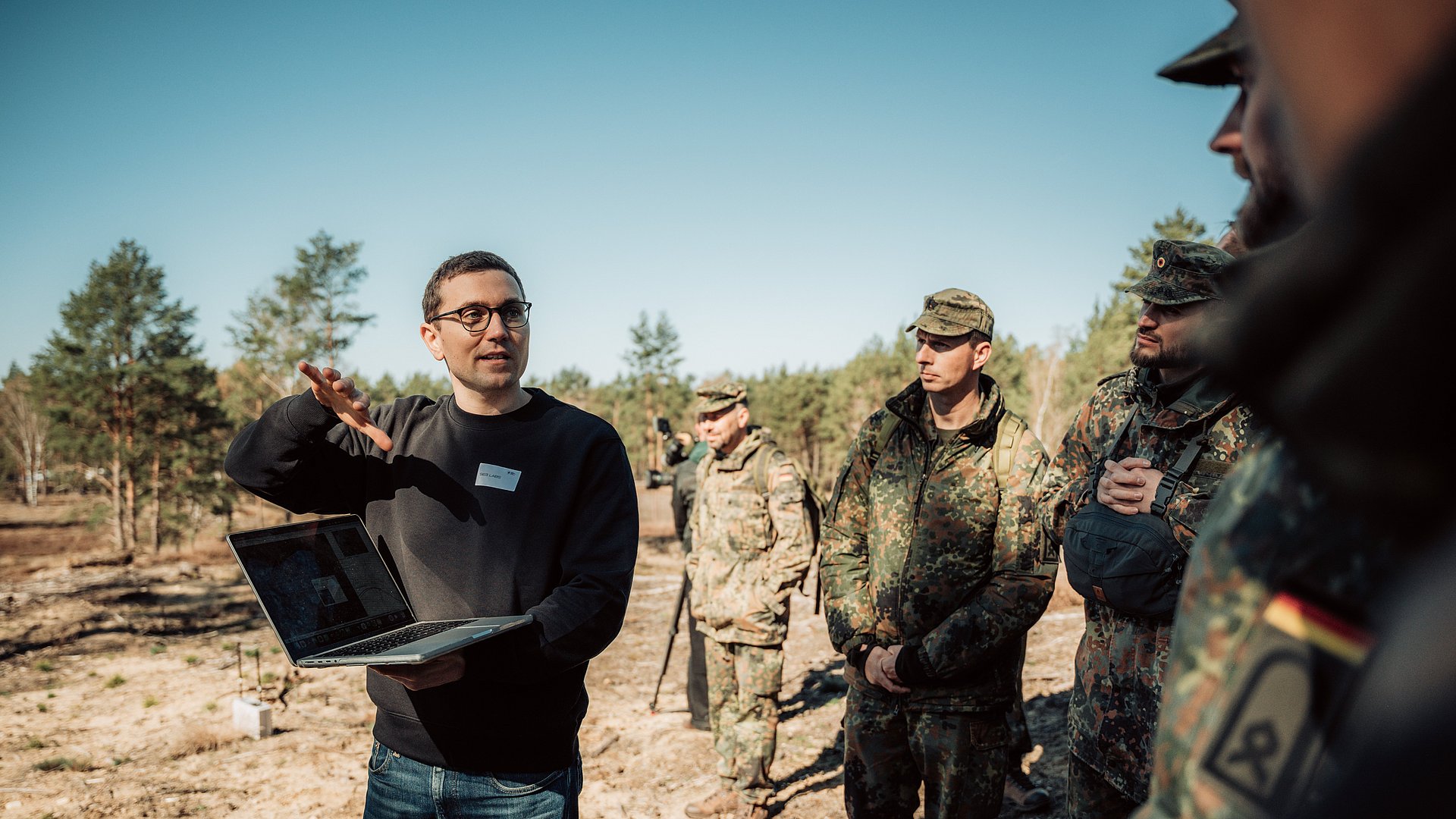 One of the founders of SE3 Labs demonstrates the technical implementation of SE3 Labs’ technology to Bundeswehr soldiers on a laptop.