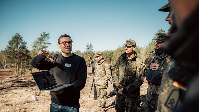 One of the founders of SE3 Labs demonstrates the technical implementation of SE3 Labs’ technology to Bundeswehr soldiers on a laptop.
