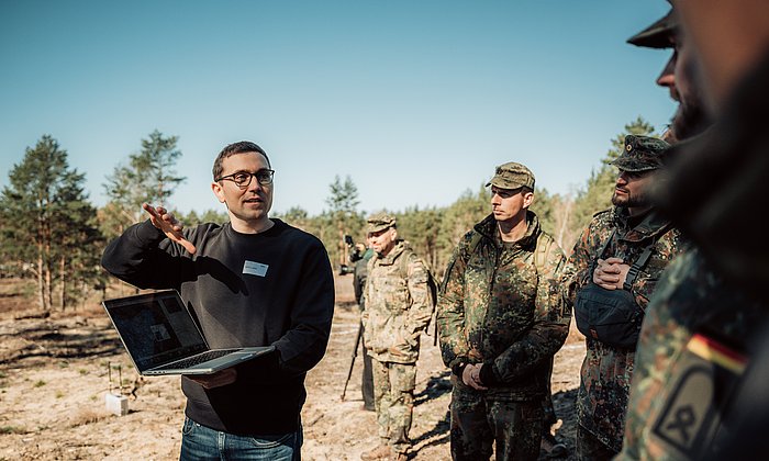 One of the founders of SE3 Labs demonstrates the technical implementation of SE3 Labs’ technology to Bundeswehr soldiers on a laptop.