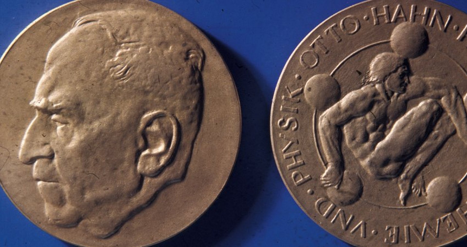 The medal of the Otto Hahn Prize for Chemistry and Physics.