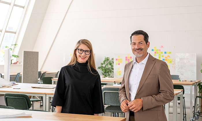 Prof. Annette Diefenthaler, Executive Director of the Munich Design Institute, and President Prof. Thomas Hofmann.