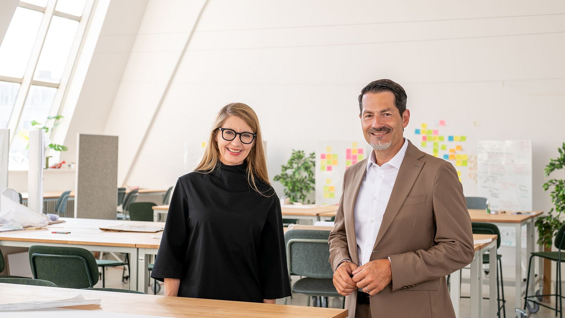 Prof. Annette Diefenthaler, Executive Director of the Munich Design Institute, and President Prof. Thomas Hofmann.