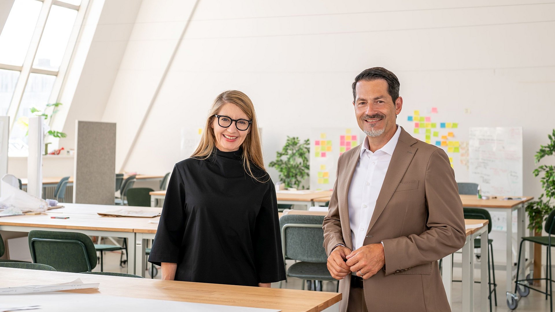 Prof. Annette Diefenthaler, Executive Director of the Munich Design Institute, and President Prof. Thomas Hofmann.