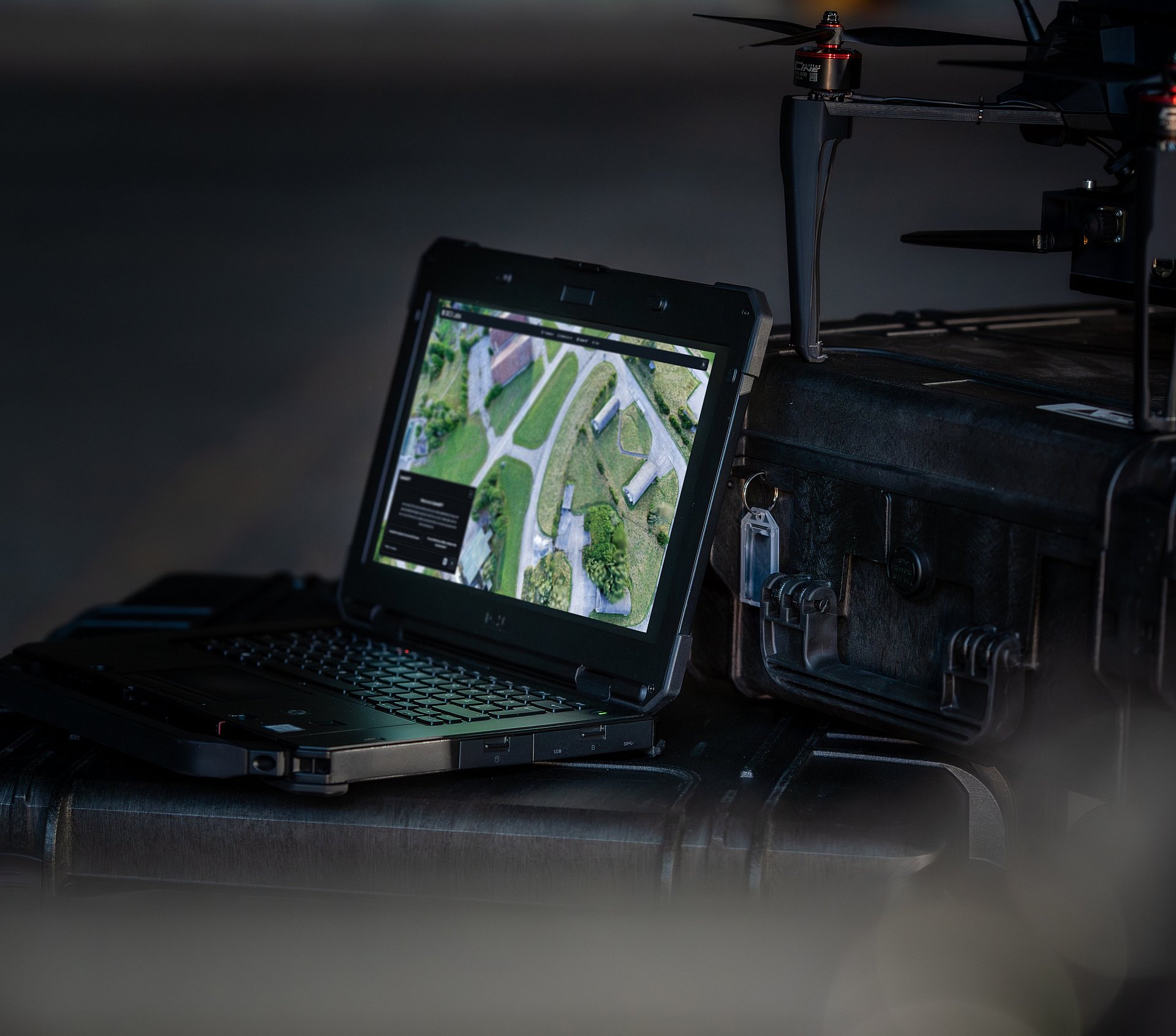 A realistic representation of the surroundings can be seen on a laptop.