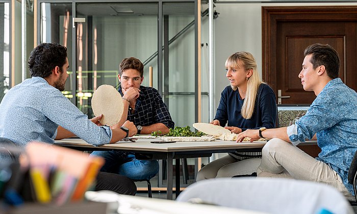 The HopfON team sits around the table and discusses