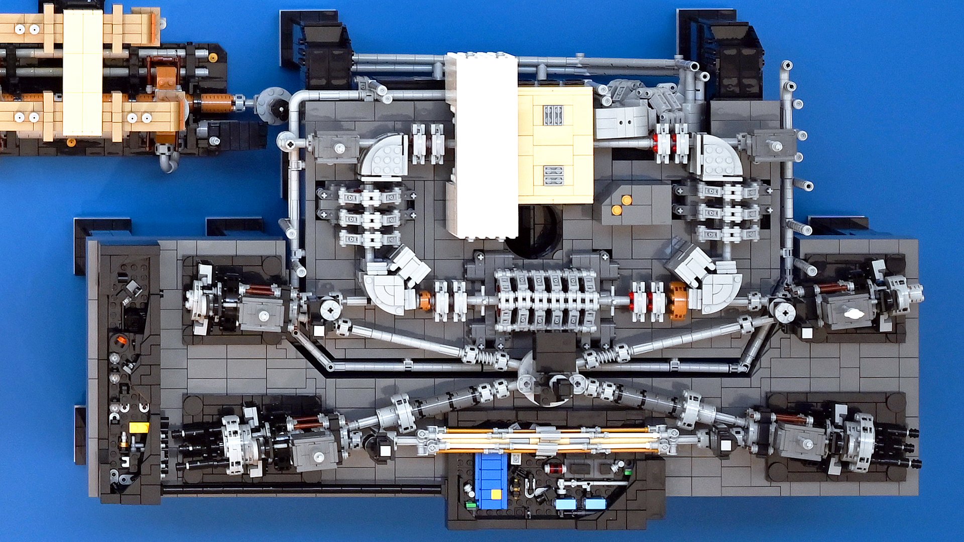 Ausschnitt des gebauten Modells. Die „Enhancement Cavity“, in der die Laserimpulse verstärkt und gespeichert werden, sieht von oben betrachtet aus wie ein X. 