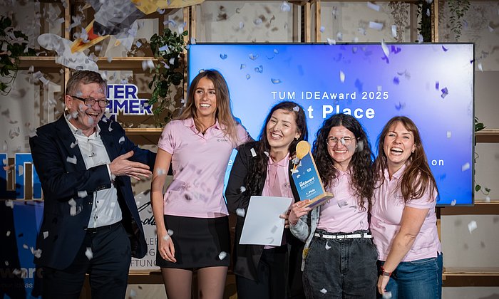 Amelie Skopp, Matea Marosevic, Katerina Zafirova, and Mathilda Broders from the winning team Verdira Biotech with TUM Vice President Prof. Helmut Schönenberger. 