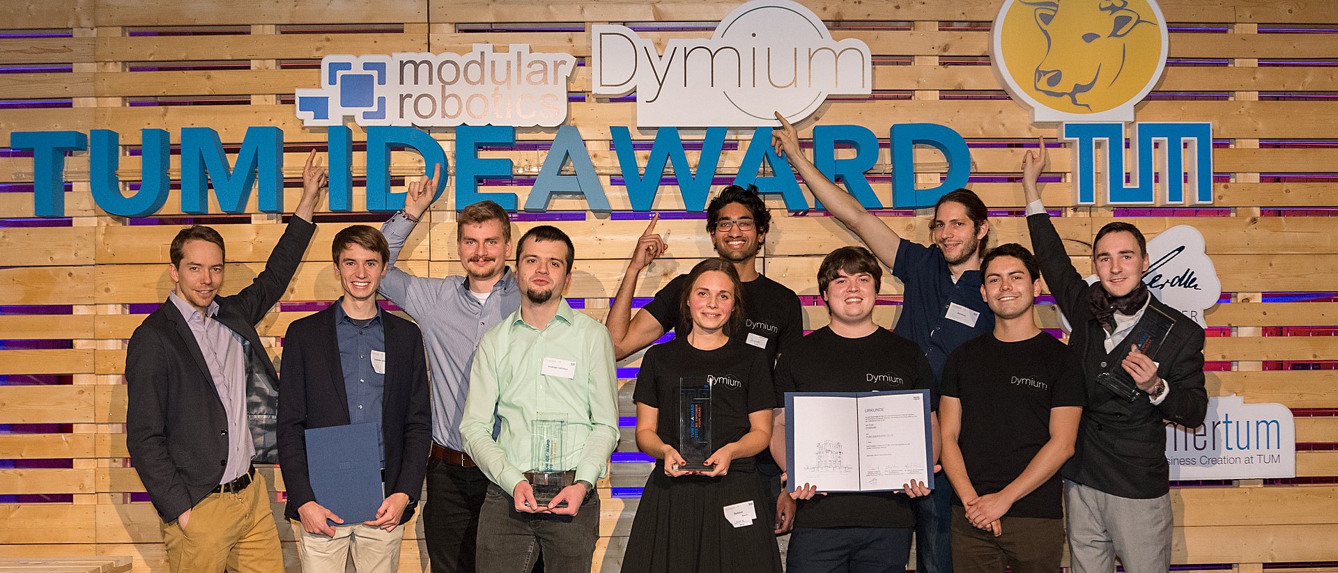 The winning teams of the TUM IdeAward on stage..