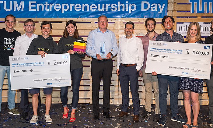 Der Award-Gewinner Prof. Hans-Jürgen Wester (Mitte) mit den Siegern des Live Pitchs, TUM-Vizepräsident Prof. Thomas Hofmann und UnternehmerTUM-Geschäftsführer Helmut Schönenberger.