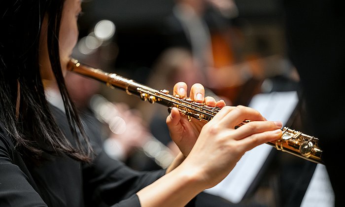 Woman with long straight hair plays the flute at the TUM Advent Concerts
