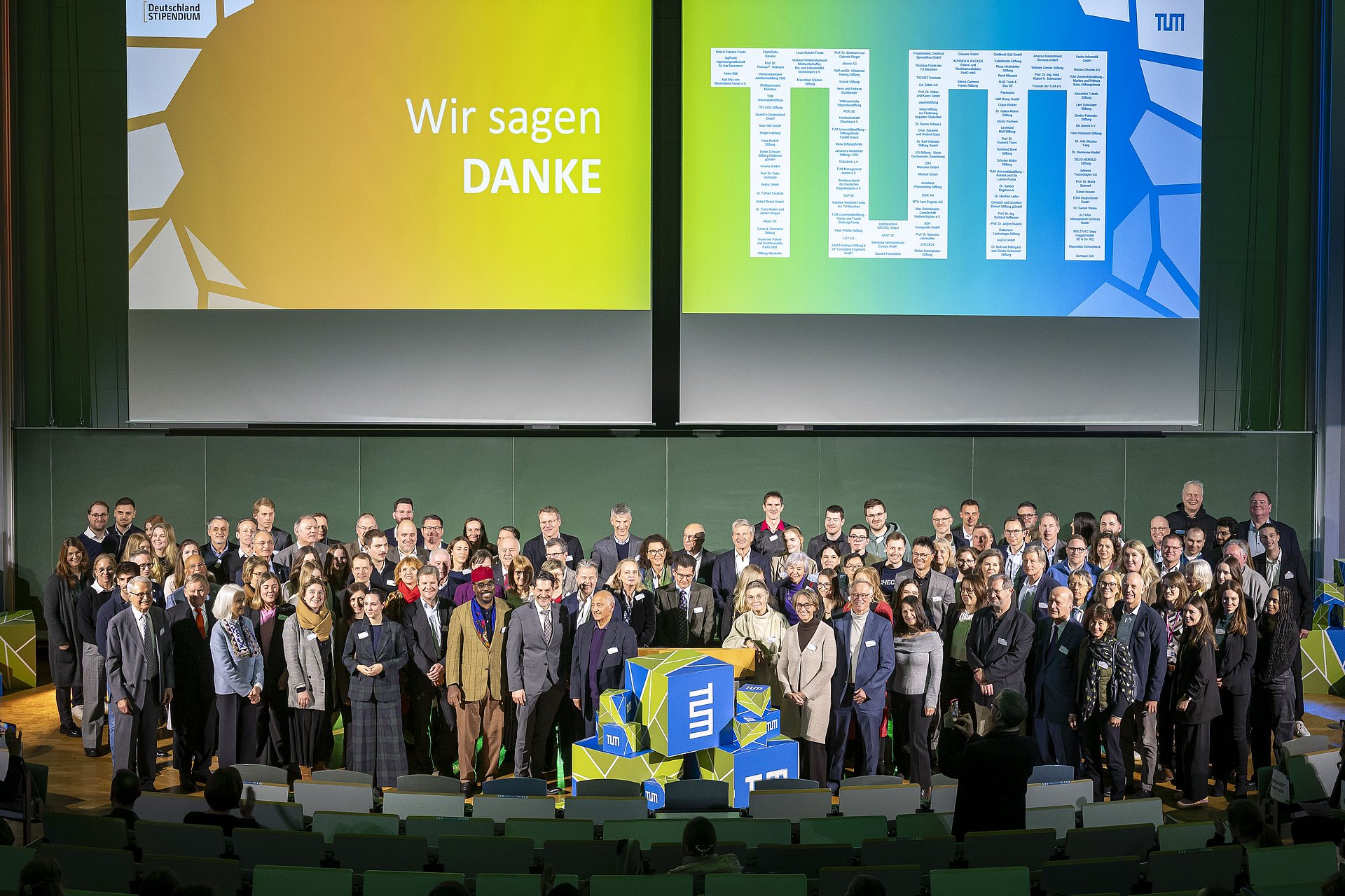 Group photo with all sponsors of the Germany Scholarship at TUM at the ceremony. They are standing on stage.