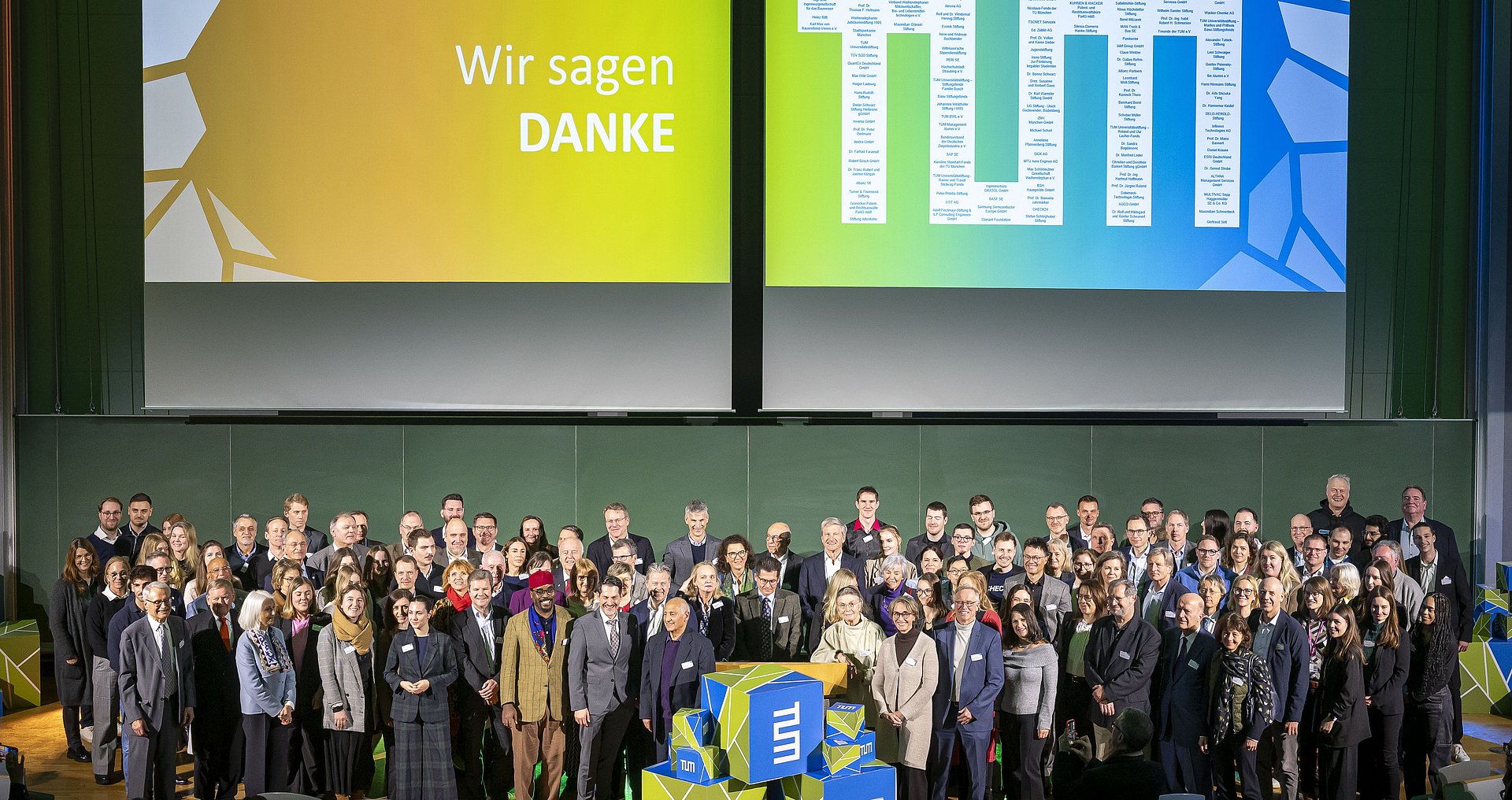 Gruppenbild mit allen Förderern des Deutschlandstipendiums bei der Festveranstaltung