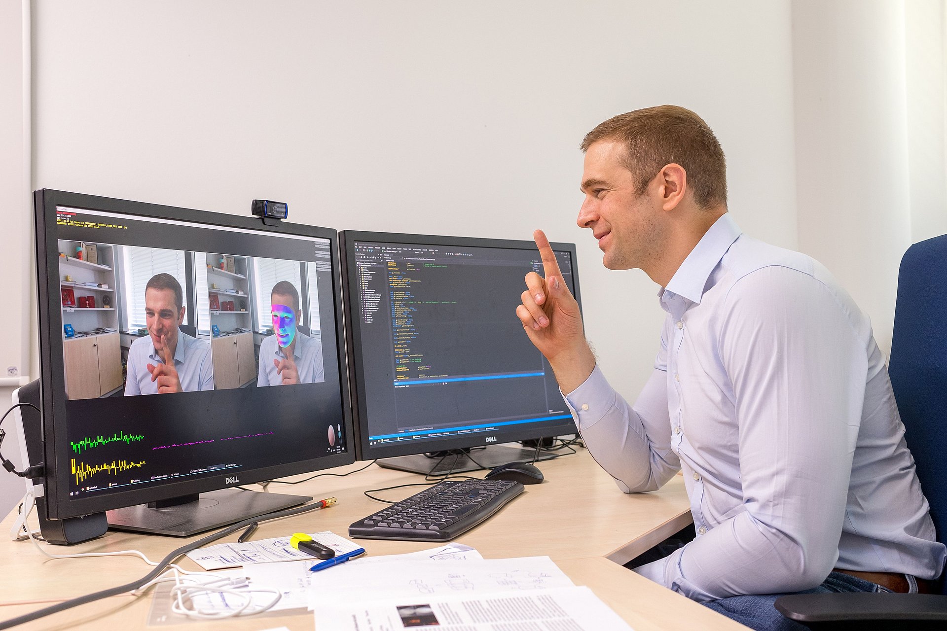 Matthias Nießner erstellt mit Face2Face eine Maske seines Gesichts, sodass er an dessen Stelle das Gesicht einer anderen Person setzen kann. 