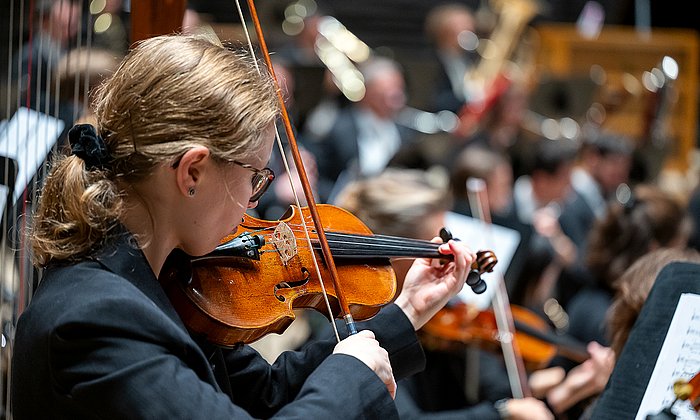  Woman with violin during the TUM Advent Concerts
