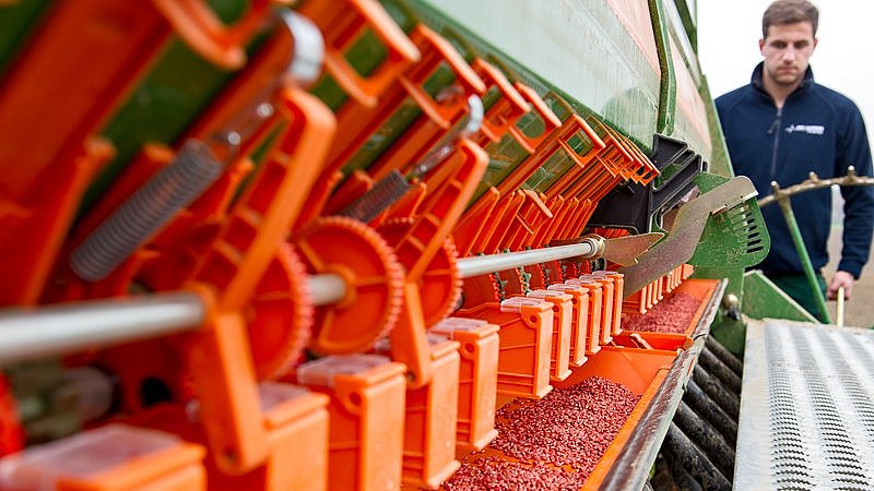 Auszubildender Landwirtschaft am Campus Weihenstephan mit Weizensämaschine