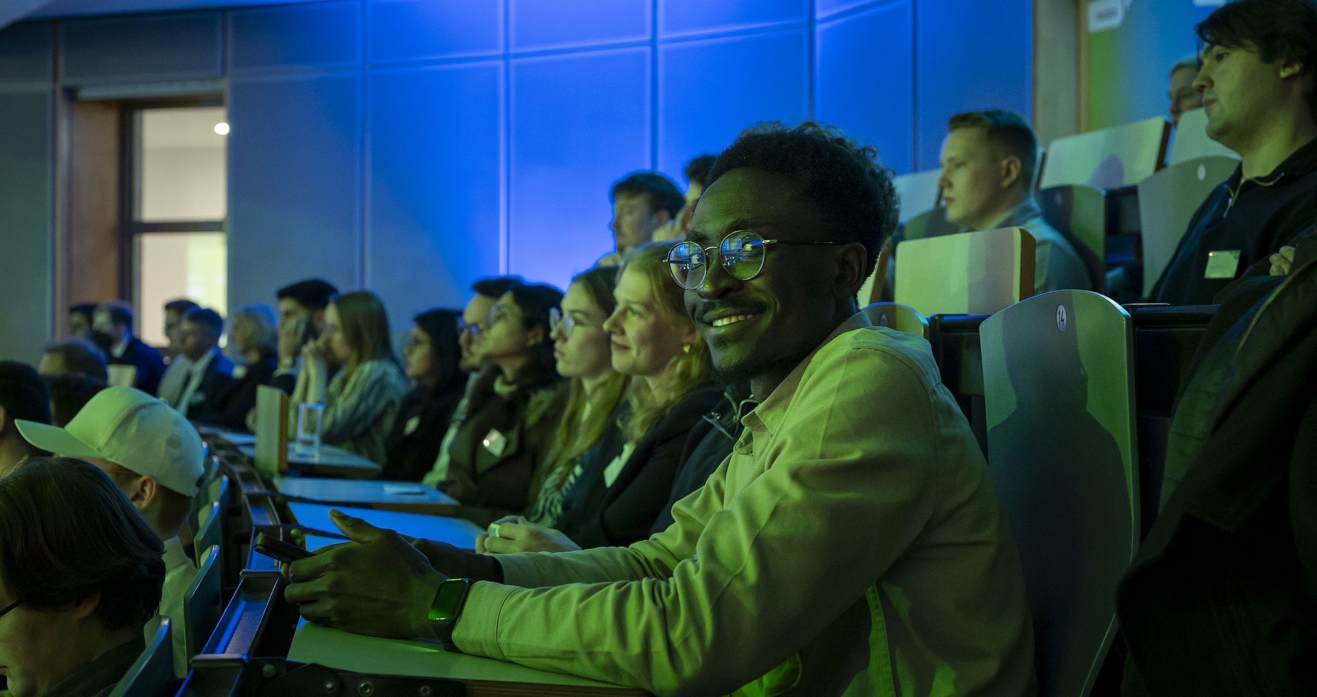 Many students in the lecture hall at the ceremony for the Deutschlandstipendium