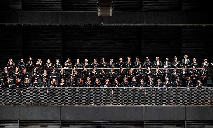 The TUM Choir stands on the balustrade of the Isarphilharmonie and sings during the TUM Advent Concerts.