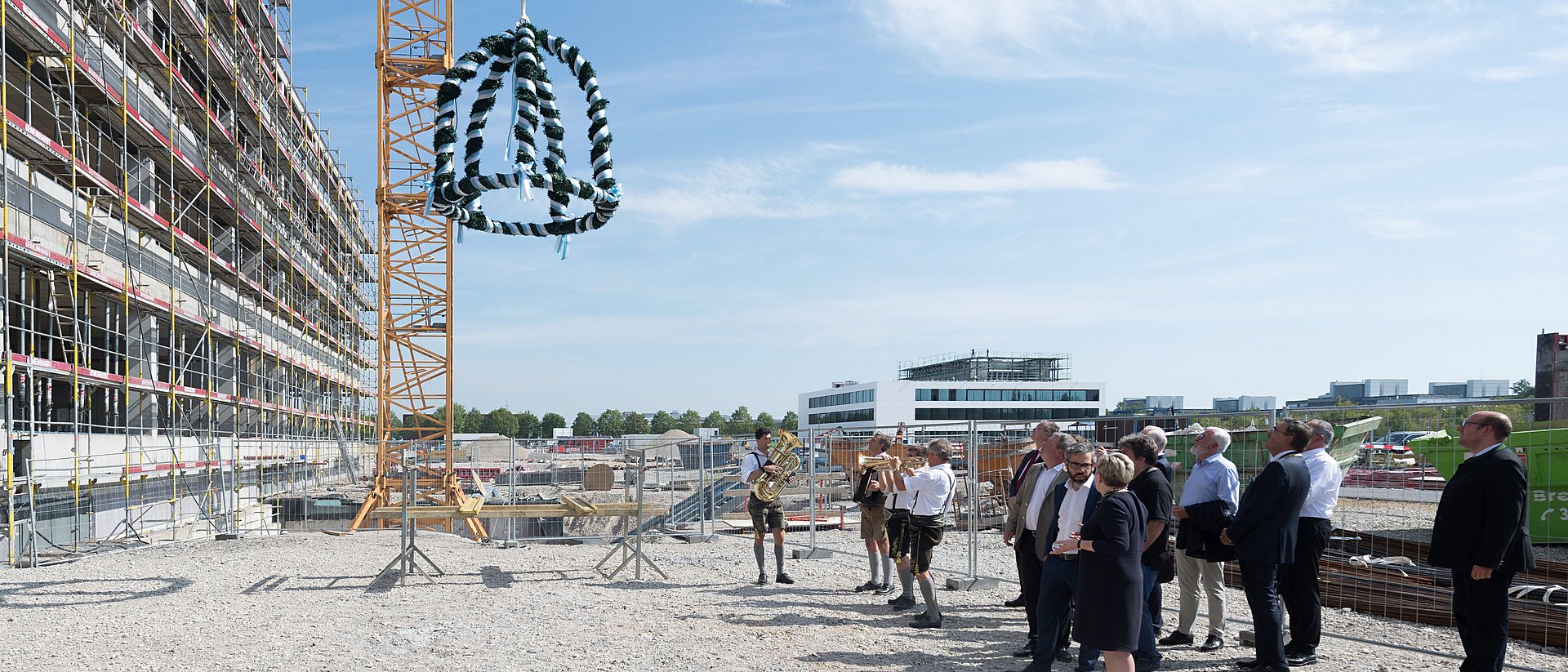 Die Richtkrone wird am EI-Neubau emporgezogen
