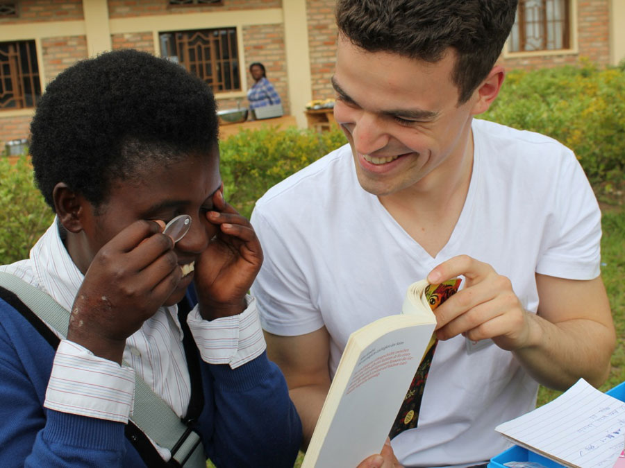 TUM student Jakob Schillinger measures the visual acuity for the One Dollar Glasses.