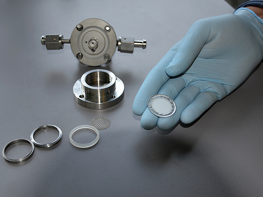 A glass ceramic membrane, coated with aluminum and plastic, allows only lithium ions to pass through. It is impermeable to all other components of the electrolyte fluid - Photo: Monika Weiner / TUM