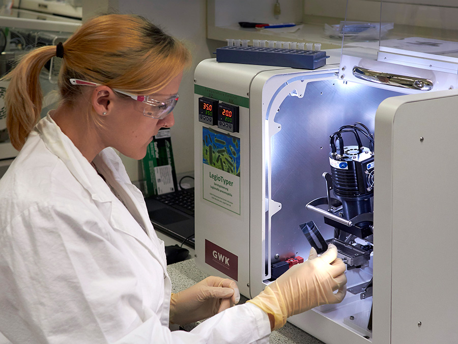 Erstautorin Catharina Kober mit dem LegioTyper-Chip. (Foto: Jonas Bemetz / TUM)
