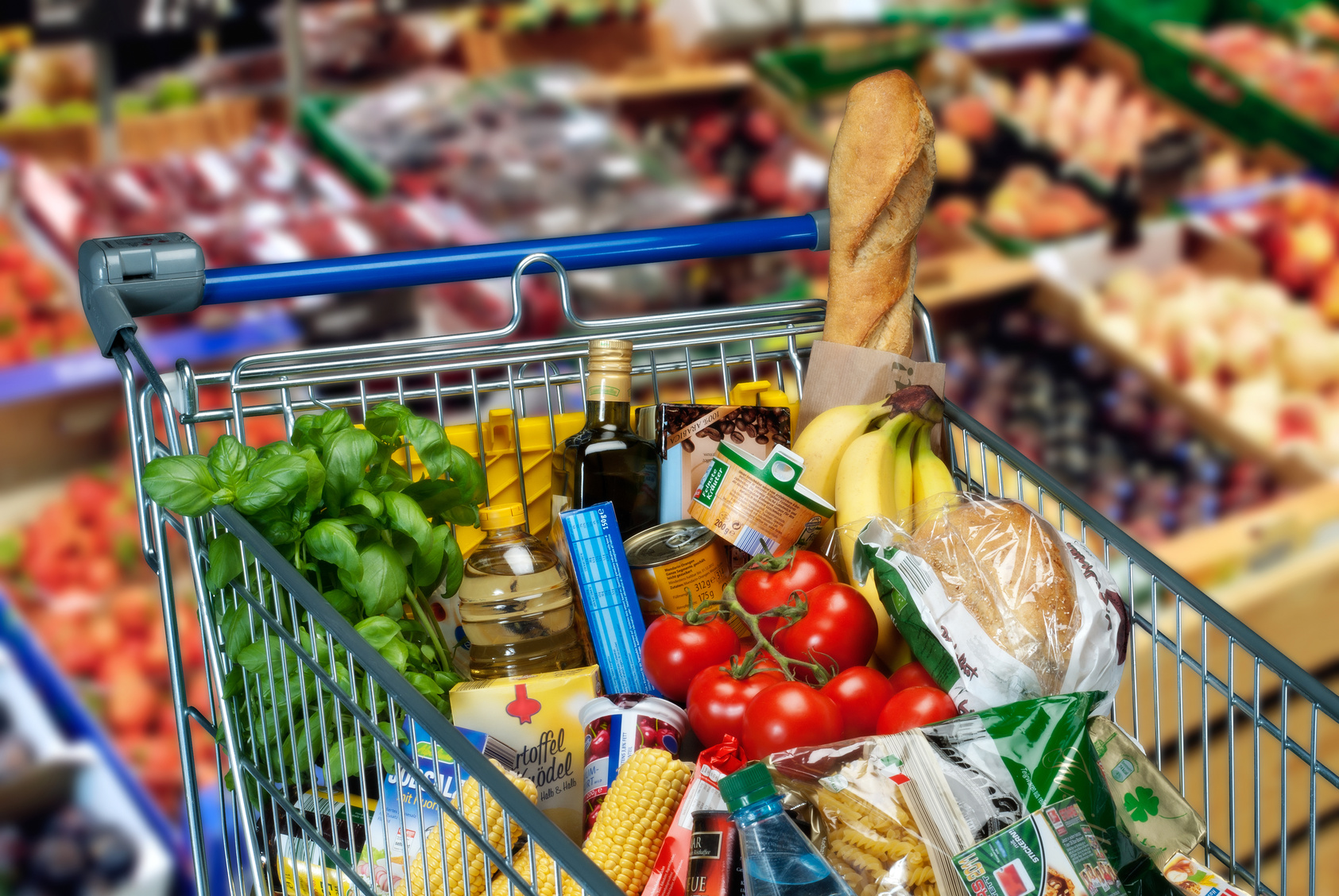 Was und wie häufig jemand essen sollte, ist von Mensch zu Mensch unterschiedlich. Generell ist eine vielseitige Ernährung mit viel eher pflanzlicher Kost empfehlenswert. (Foto: Eisenhans / Fotolia)