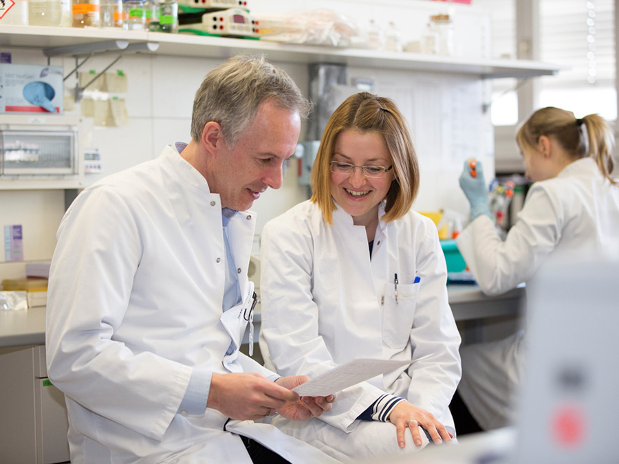 Prof. Jens Siveke with his colleague Dr. Marija Trajkovic-Arsic who was also involved in the pancreatic cancer study. (Photo: Sylvia Willax)